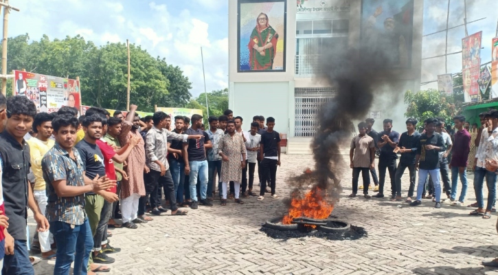 কোটালীপাড়া ছাত্রলীগের কমিটি বাতিলের দাবিতে পদবঞ্চিতদের বিক্ষোভ